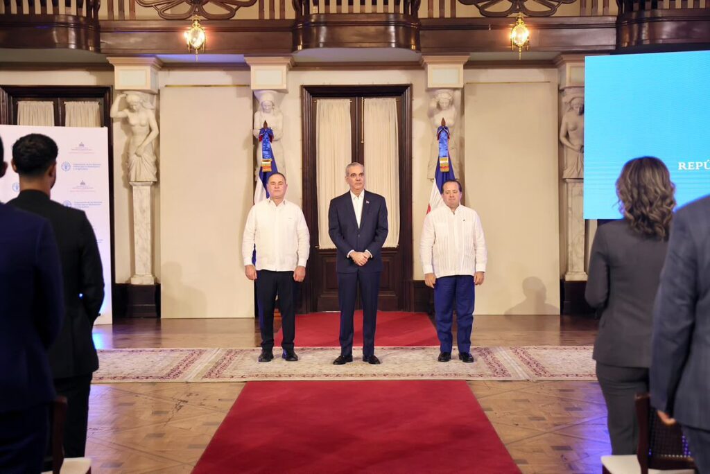 presidente junto a funcionarios