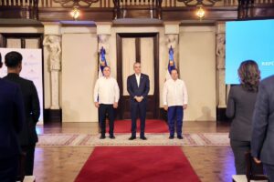presidente junto a funcionarios