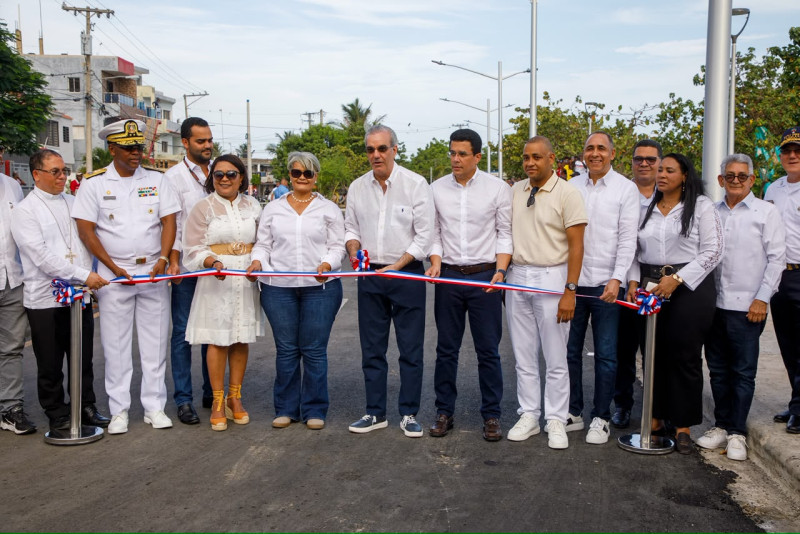 Collado y Abinader entregan playa intervenida