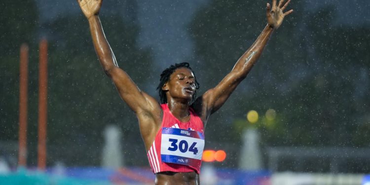 MARILEIDY PAULINO RD gana 400 Mts bajo lluvia