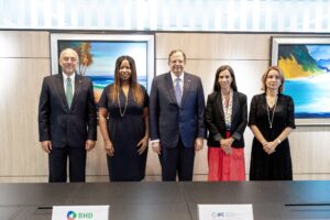 Ejecutivos del BHD durante encuentro